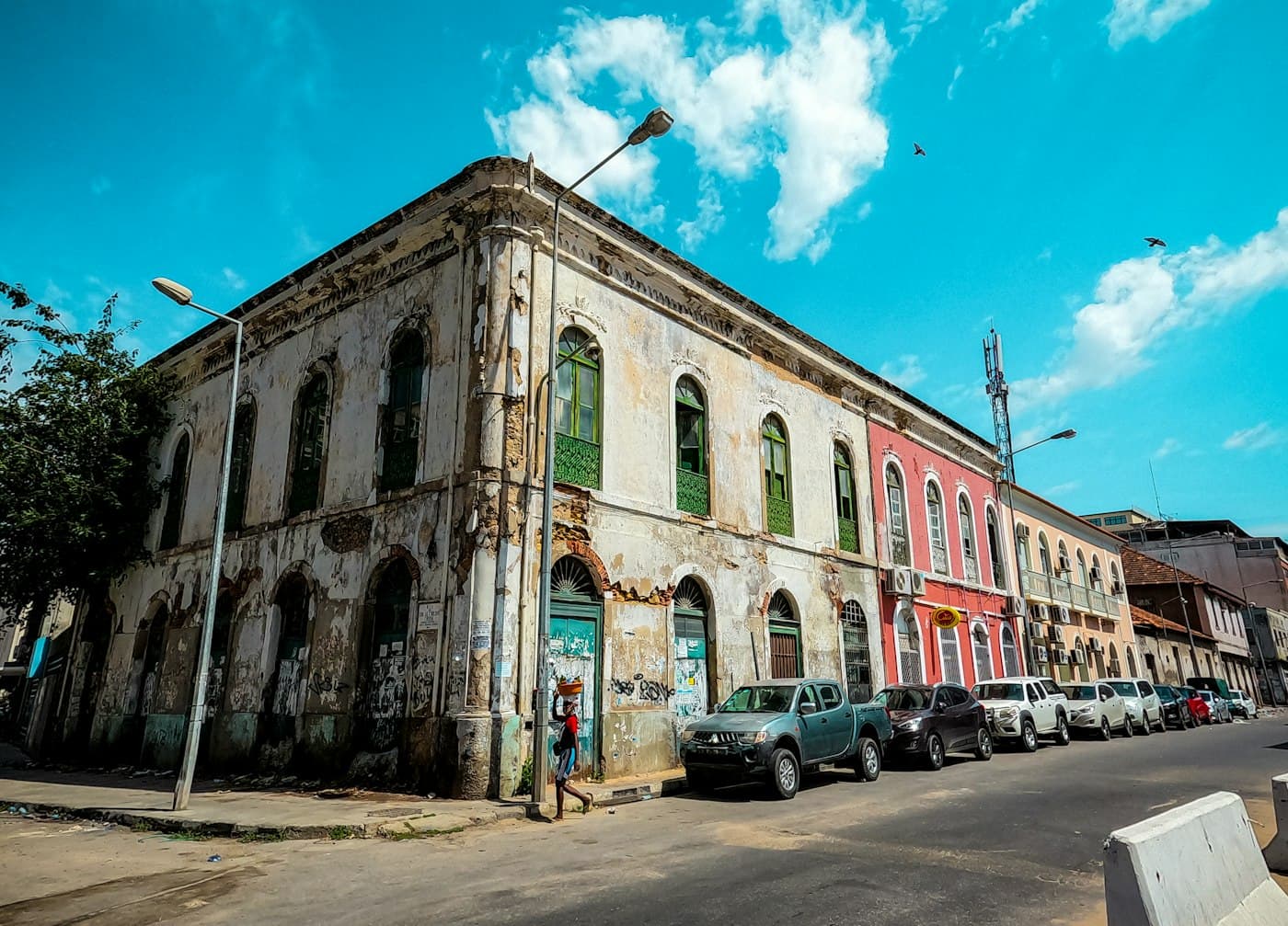 Casa antiga de fachada gasta numa rua do centro de Luanda