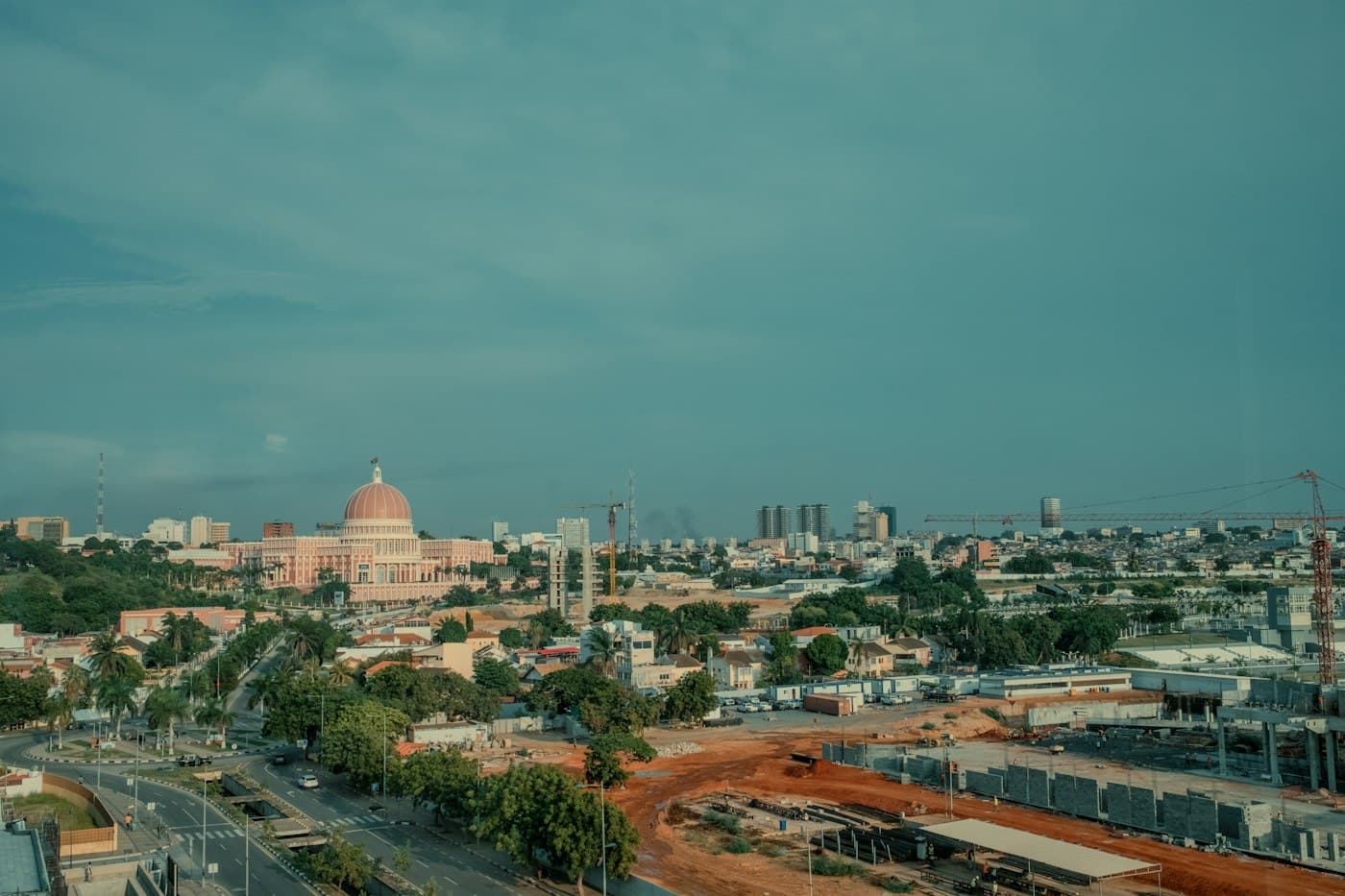 Panorâmica da cidade de Luanda com a cúpula da Assembleia Nacional ao fundo